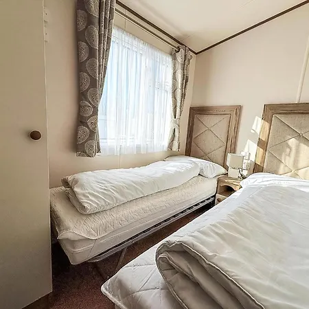 Wonderful 6 Berth Caravan For Hire At Manor Park, Hunstanton, Norfolk Ref 23028S Exterior photo