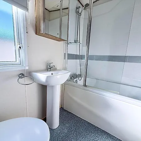 Wonderful 6 Berth Caravan For Hire At Manor Park, Hunstanton, Norfolk Ref 23028S Exterior photo