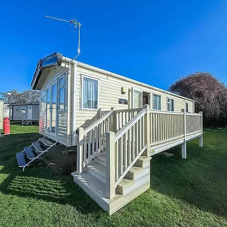 Wonderful 6 Berth Caravan For Hire At Manor Park, Hunstanton, Norfolk Ref 23028S Exterior photo