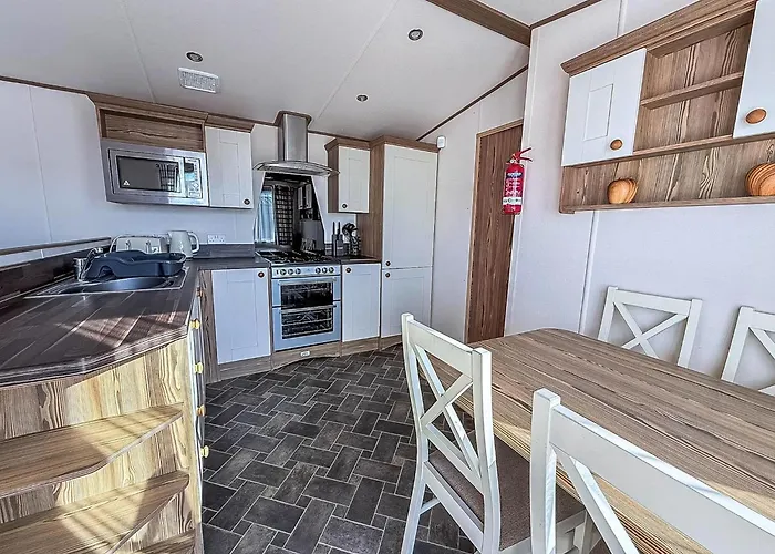 Wonderful 6 Berth Caravan For Hire At Manor Park, Hunstanton, Norfolk Ref 23028S