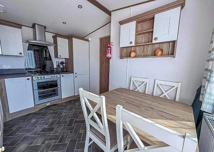 Wonderful 6 Berth Caravan For Hire At Manor Park, Hunstanton, Norfolk Ref 23028S