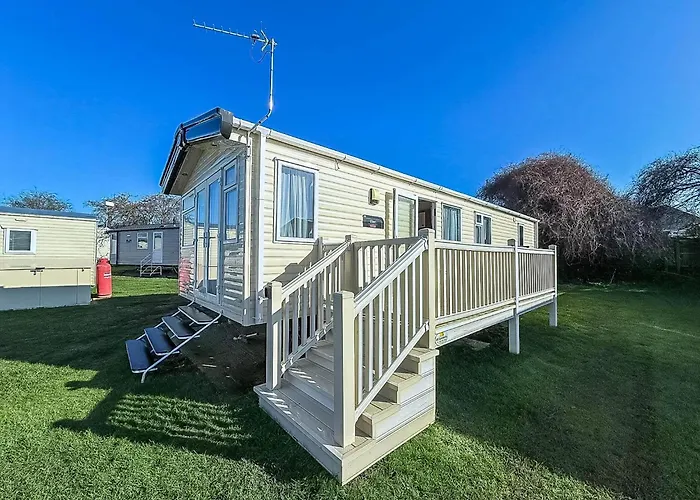 Wonderful 6 Berth Caravan For Hire At Manor Park, Hunstanton, Norfolk Ref 23028S