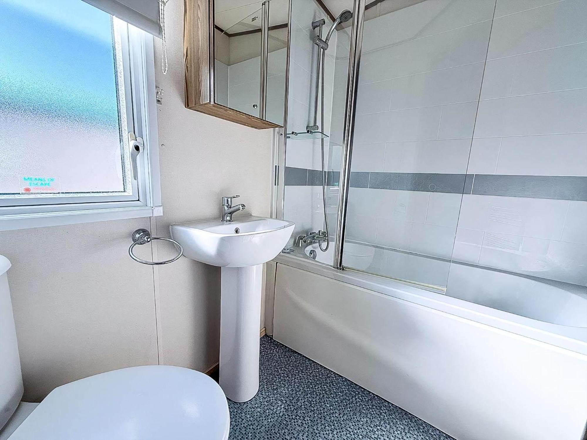 Wonderful 6 Berth Caravan For Hire At Manor Park, Hunstanton, Norfolk Ref 23028s Campsite *