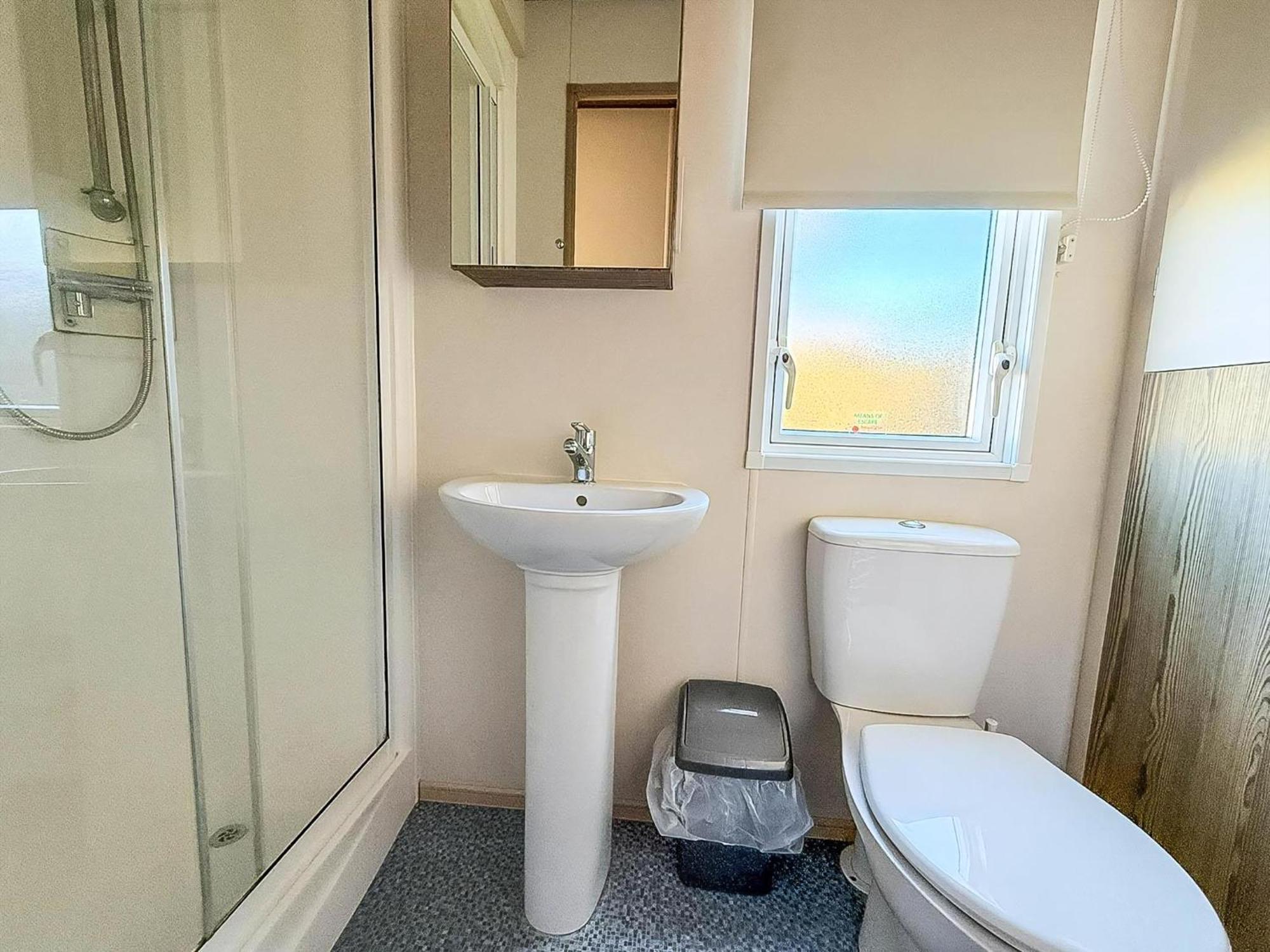Campsite Wonderful 6 Berth Caravan For Hire At Manor Park, Hunstanton, Norfolk Ref 23028s *