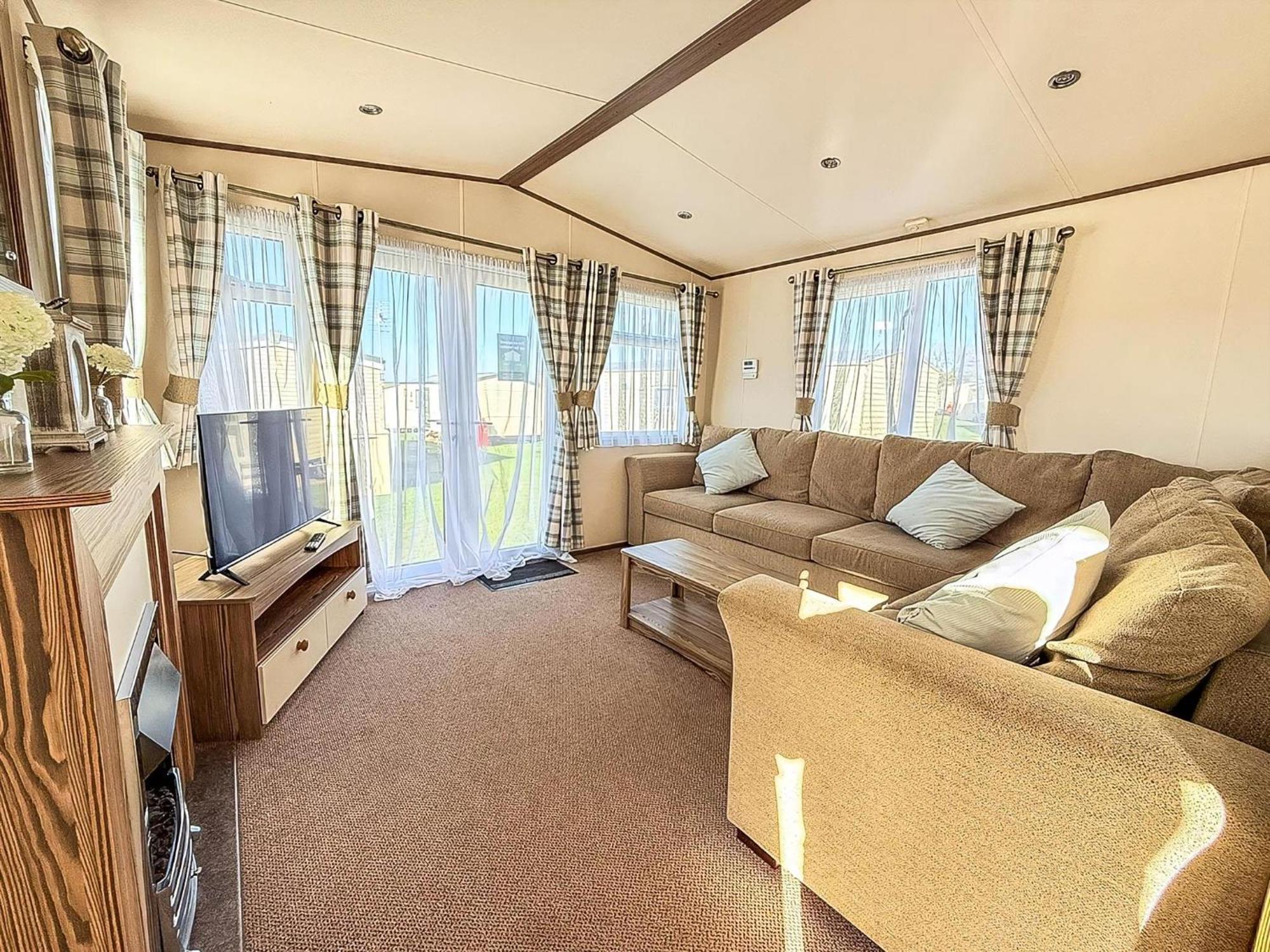 Campsite Wonderful 6 Berth Caravan For Hire At Manor Park, Hunstanton, Norfolk Ref 23028s *